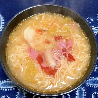 トマトとレタスとハムのとんこつラーメン